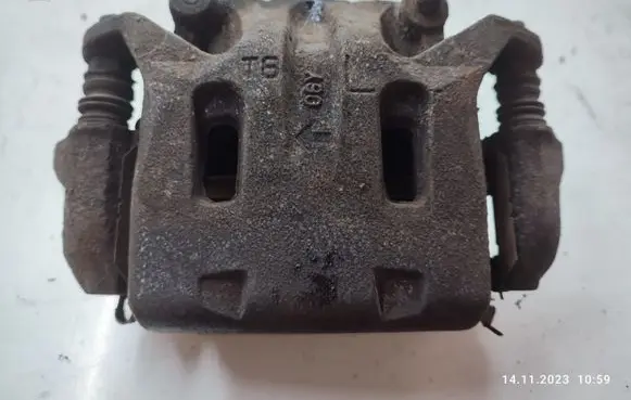 Nissan Qashqai+2 Front brake caliper