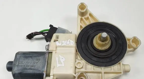 Mercedes-Benz E W212 Front door window regulator motor A2048200142