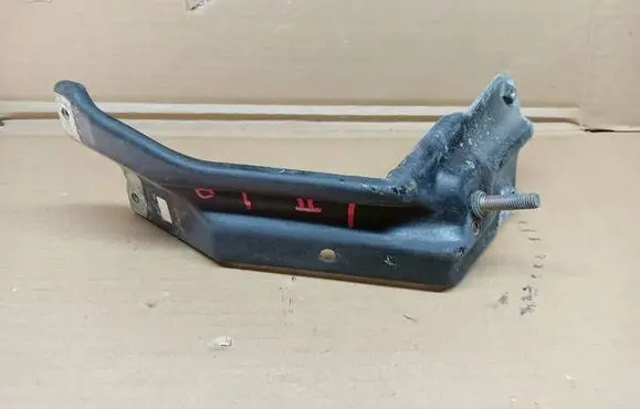 Seat Leon (1P) Fender mounting bracket 1P0821135