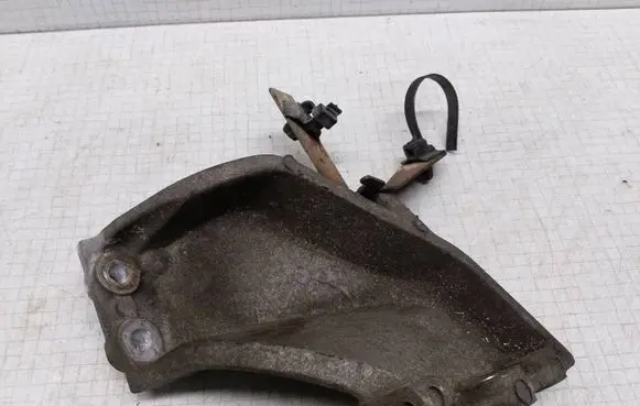 Nissan Primera Engine mounting bracket