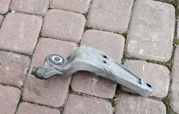 Opel Corsa E Engine mount bracket 13427229