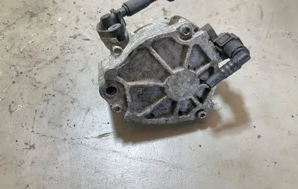 Ford Focus Vacuum pump 9804021880