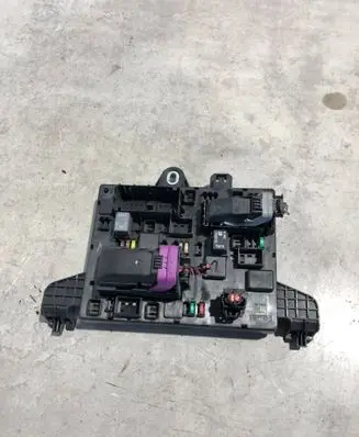 Opel Astra J Fuse module 13302300 365927271