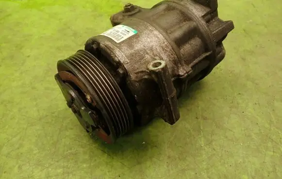 Volkswagen Touran I Air conditioning (A/C) compressor (pump) 1K0820803S