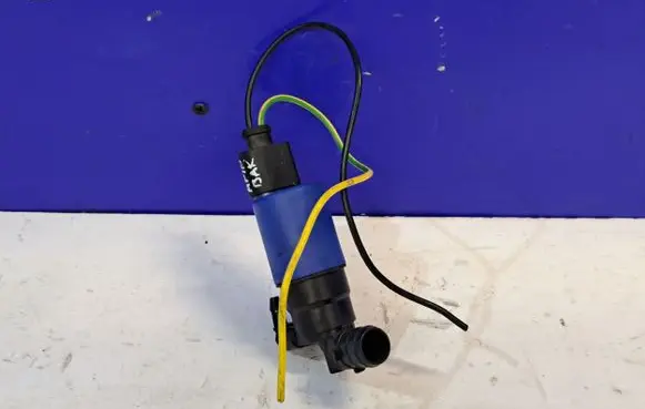 Jaguar XE Windscreen/windshield washer pump AV6113KO82AA