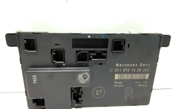 Mercedes-Benz E W211 Door control unit/module 2118701226 00401702