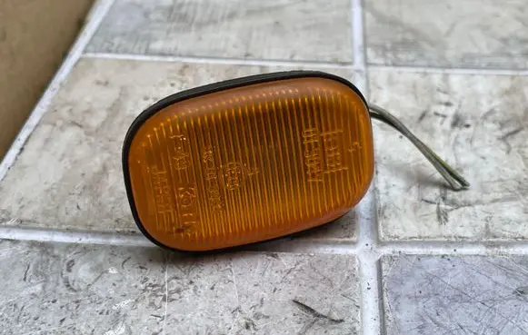 Toyota Avensis Verso Front fender indicator light 013047