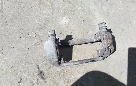 Mercedes-Benz C W203 Front Brake Caliper Pad/Carrier 