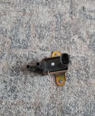 Daihatsu YRV Vacuum valve 1765097403 1362002310