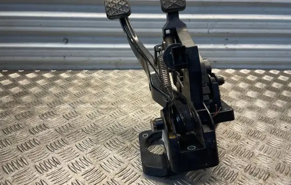 Mercedes-Benz B W245 Pedal assembly A1692900901 4010047A 4431335