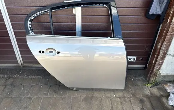 Renault Latitude (L70) Rear door 