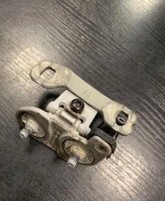 Tailgate/trunk/boot hinge