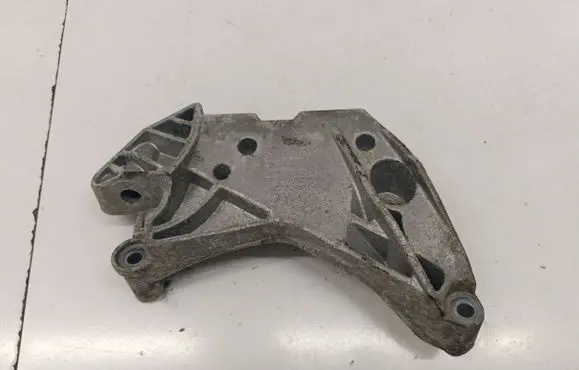 Volkswagen Golf VII Engine mounting bracket 06J199207P