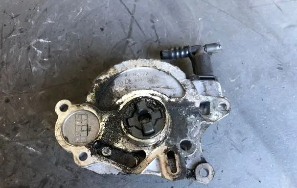 Volkswagen Polo V 6R Vacuum pump 03L145207 03L100J