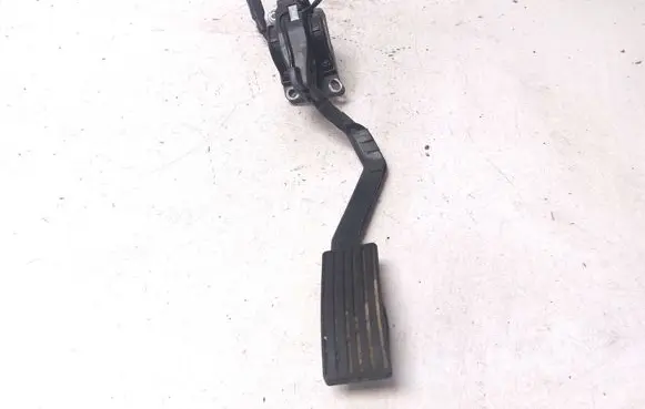 Accelerator throttle pedal