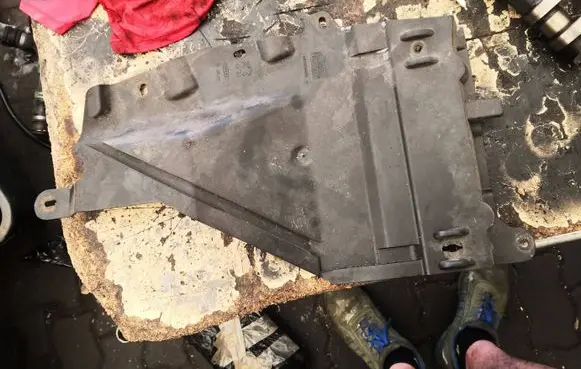 Peugeot 207 Engine splash shield/under tray 9674235580