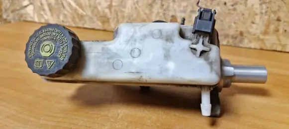 Master brake cylinder