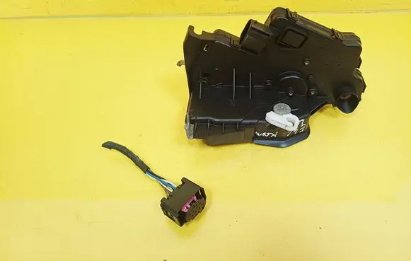 BMW 3 E46 Front door lock 