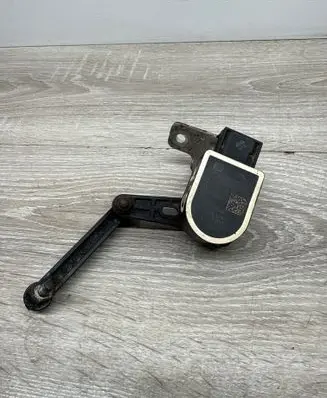 Headlight/headlamp level sensor