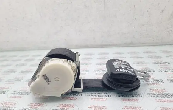 Volkswagen Touran I Third row seat belt 33029133F