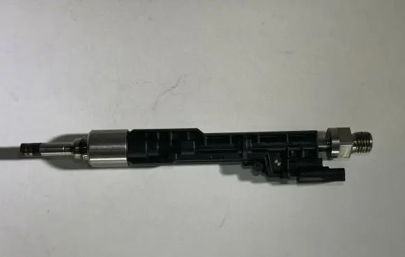 BMW M4 F82 F83 Fuel injector 0261500172