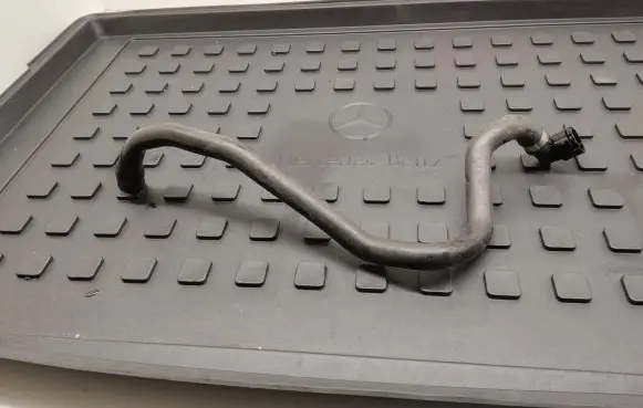 Engine coolant pipe/hose