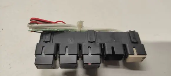 Subaru Outback Relay mounting block 