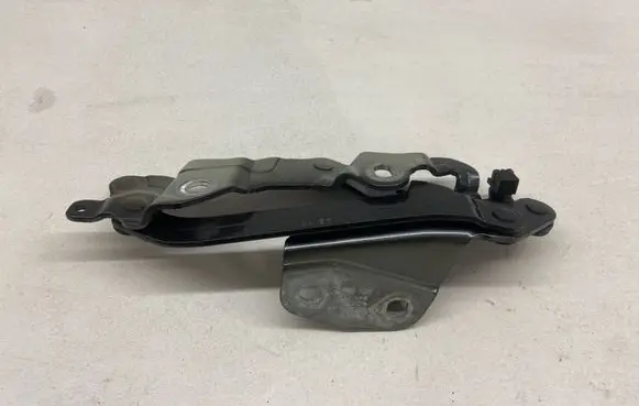 Audi A3 S3 8V Tailgate/trunk/boot hinge 8V7827299B