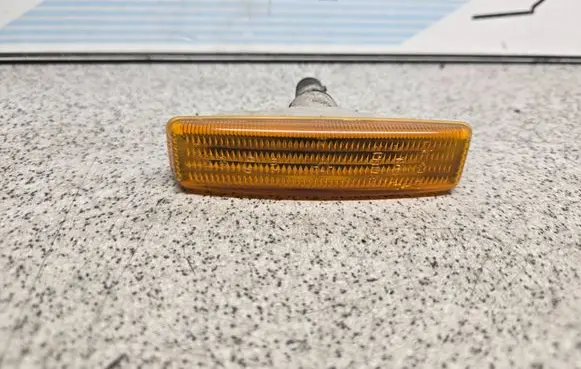 BMW 5 E39 Front fender indicator light 8360589