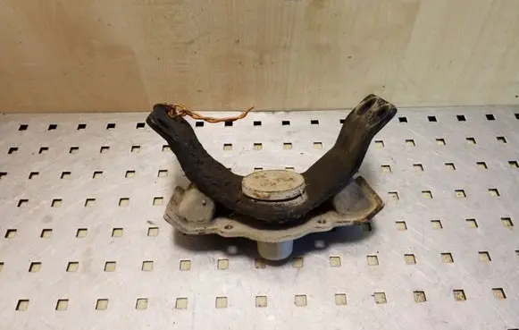 Toyota Land Cruiser (J120) Gearbox mount