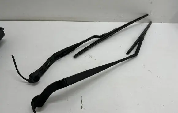 Nissan Qashqai J12 Front wiper blade arm