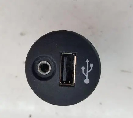 Nissan Juke I F15 USB socket connector 