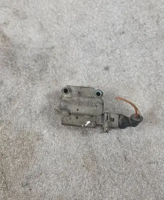 Audi 80 90 B3 Fuel pressure regulator 2437020005