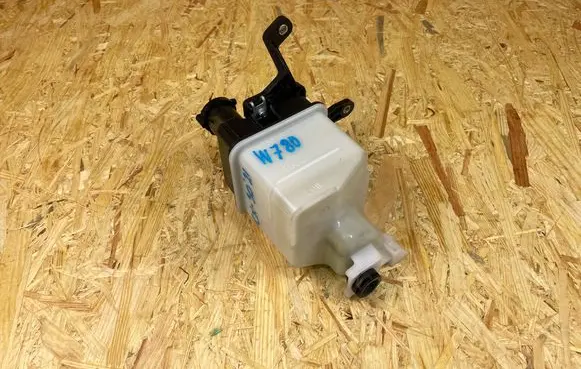 Mazda 3 Coolant expansion tank/reservoir PAF115351