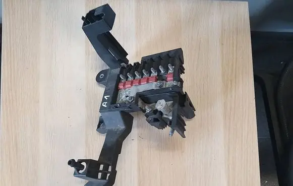 Audi A1 Positive cable (battery) 6R0915343C