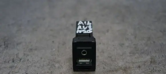 Toyota Avensis T270 USB socket connector 86190-0D030