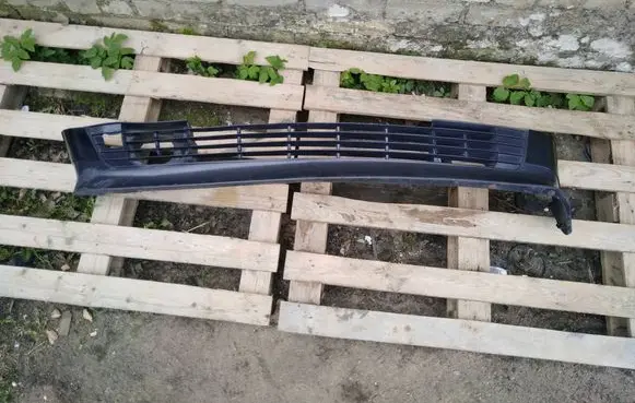 Front bumper lip