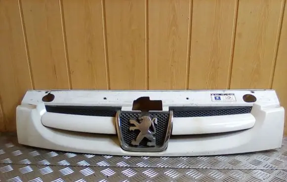 Peugeot Partner Front bumper upper radiator grill