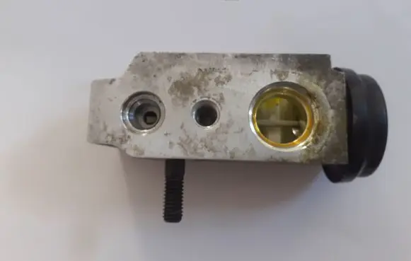 KIA Carens III Air conditioning (A/C) expansion valve T416230621