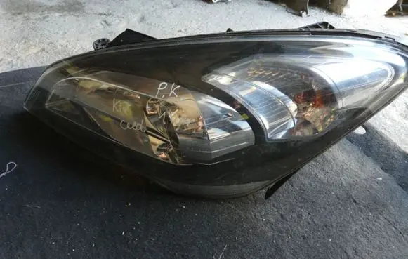 KIA Ceed Headlight/headlamp 921011H