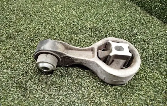 Nissan NV300 Engine mount bracket 8200404271 93853920
