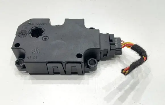 Audi A8 S8 D5 Air flap motor/actuator CZ113940-0051