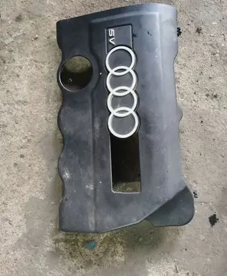 Volkswagen PASSAT B5 Engine cover (trim) 058103724C
