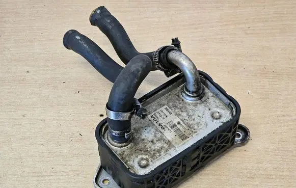 Volvo XC70 Engine oil radiator 8677973