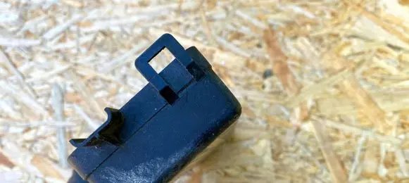 Chrysler 300M Fuse box cover