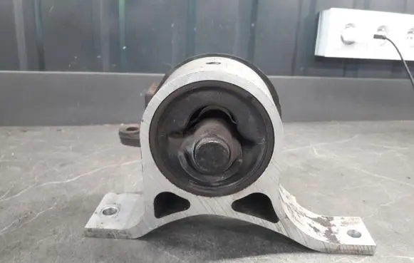 Nissan Murano Z51 Engine mounting bracket