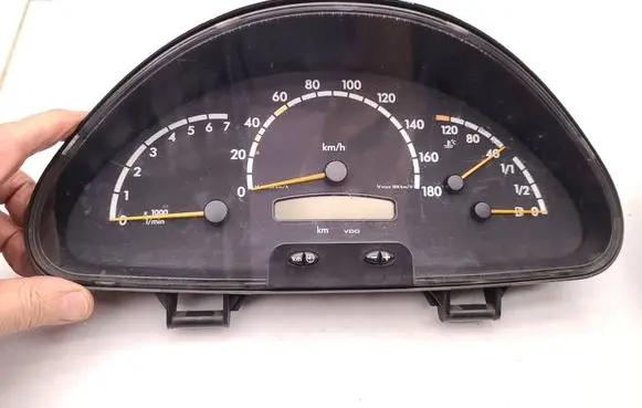 Speedometer (instrument cluster)