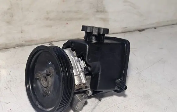 Mercedes-Benz Vito Viano W639 Power steering pump A6112300115