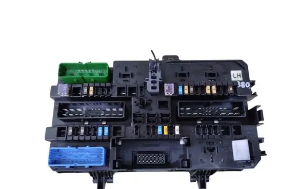 Opel Zafira B Fuse module 13268286