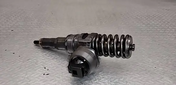 Volkswagen PASSAT B6 Fuel injector 038130073BN